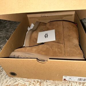 UGG CLASSIC SHORT WITH LOGO ZIP